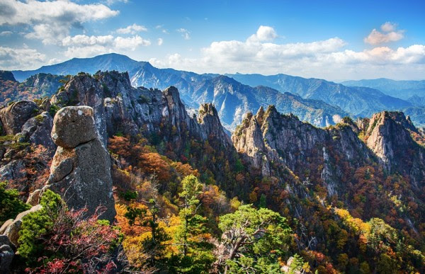 De 'Dinosaurusrug' in Seoraksan National Park is een van Korea's meest uitdagende en spectaculaire bergkamwandelingen. In de herfst wordt de grillige, rotsachtige ruggengraat omgeven door een oceaan van kleur.