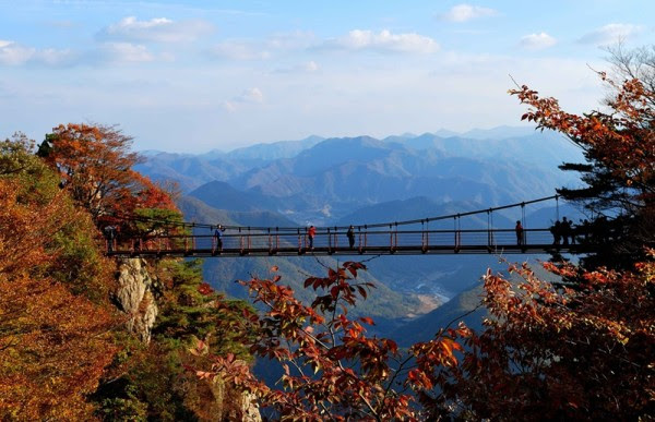 Cloud Bridge van Mt. Daedunsan
