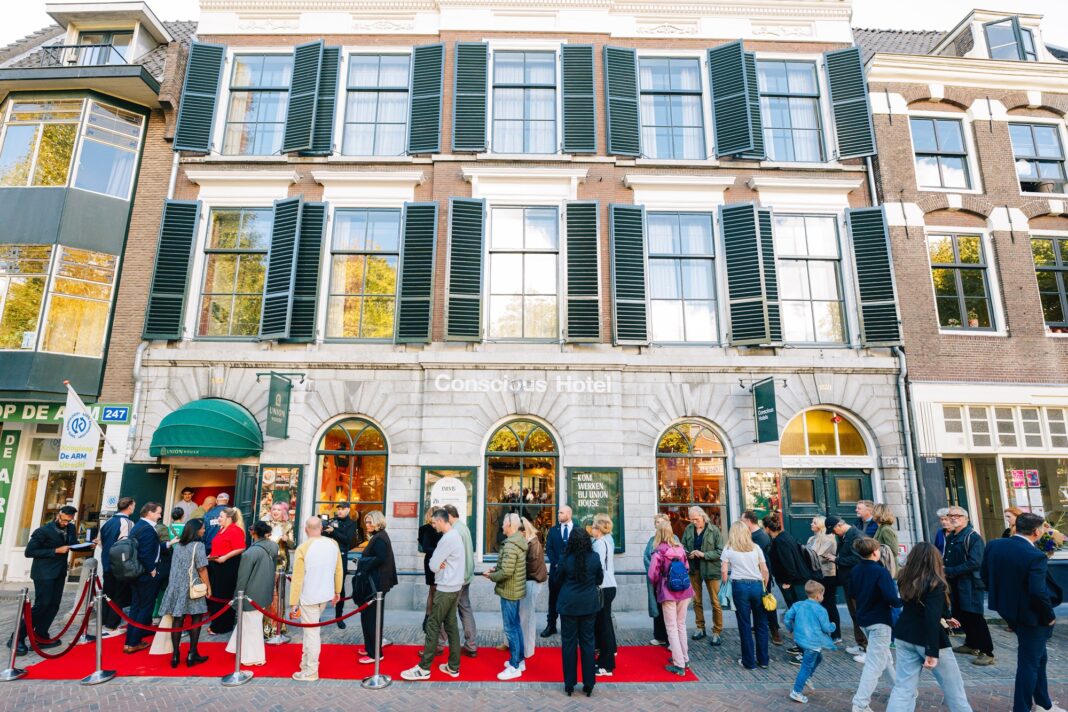 Bezoekers staan in de rij voor Grand Opening (foto: David Stegenga)