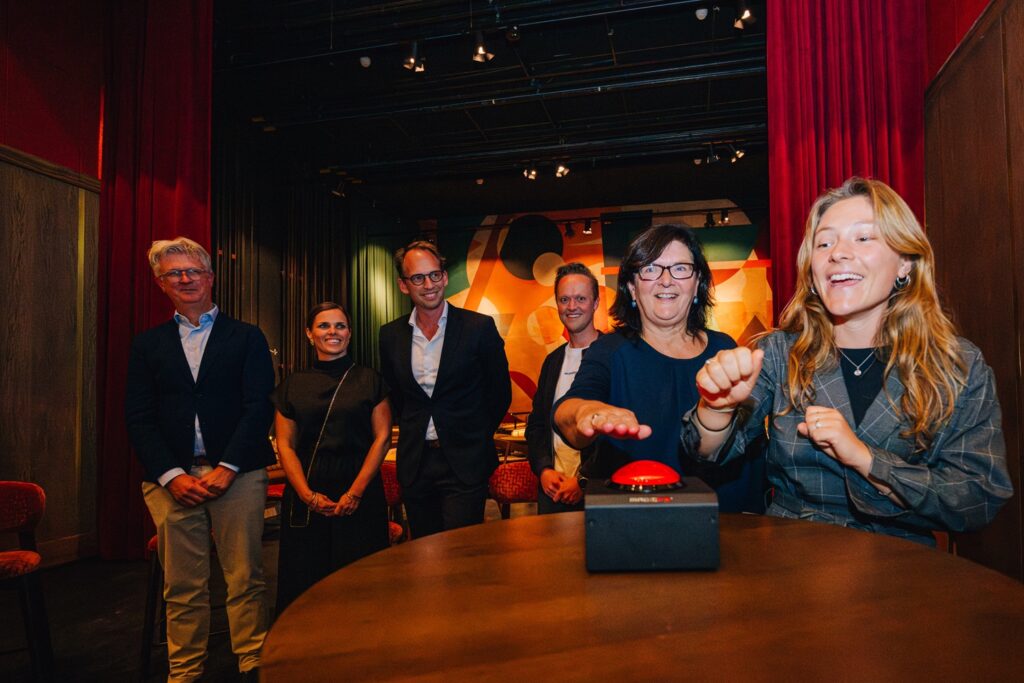 De officiële opening van het Conscious Hotel in Utrecht door Margriet van Kraats en Eva Oosters (foto: David Stegenga) 